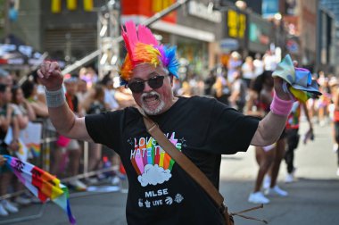 25 Haziran 2023 Toronto, Kanada: Binlerce insan Gay Pride Mart 2023 'ü kutlamak için Toronto şehir merkezinde toplandı, LGBTTTIQ + toplumunu desteklemek için şehrin ana caddelerinde yürüdüler.