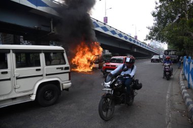 31 Mayıs 2023, Kolkata, Hindistan. Çalışan orta büyüklükteki bir spor araç (SUV), yoğun AJC Bose Yolu 'nda aşırı ısınma nedeniyle kazara alev aldı