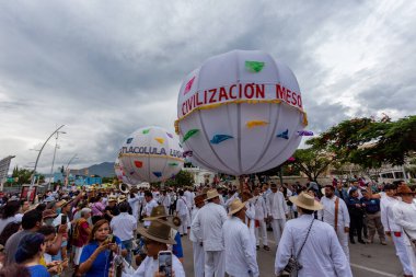 22 Temmuz 2023, Oaxaca de Juarez, Meksika: Guelaguetza 2023 şenlikleri kapsamında 'Delegeler Geçidi' sırasında 30 delegasyondan dansçılar ve müzisyenler katılıyor