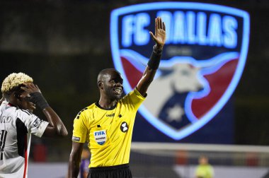 2 Ağustos 2023, Frisco, Teksas, ABD: hakem Oshane Anthony Nation, FC Dallas ve Mazatlan 'ın Toyota Stadyumu' nda oynadığı Lig Kupası maçında bir çağrı yaptı.