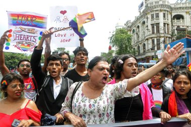 25 Haziran 2023, Kolkata, Hindistan: Geleneksel LGBTQ Onur Yürüyüşü sırasında LGBTQ topluluğunun üyeleri ve destekçileri gökkuşağı bayrağı taşımaktadır. 25 Haziran 2023 'te Kolkata, Hindistan' da