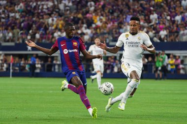 29 Temmuz 2023, Arlington, Teksas, ABD: Barcelona 'dan Ousmane Dembele, Barcelona ile Real Madrid arasında oynanan Futbol Şampiyonları Turu sırasında Real Madrid' in Eder Militao 'suna karşı eylem halinde.