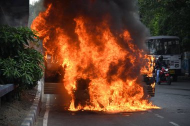 31 Mayıs 2023, Kolkata, Hindistan. Çalışan orta büyüklükteki bir spor araç (SUV), yoğun AJC Bose Yolu 'nda aşırı ısınma nedeniyle kazara alev alır. Kazada yaralanan ya da ölen olmadı.