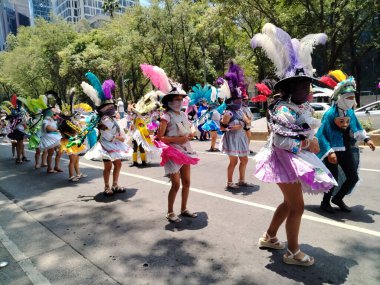 9 Ağustos 2023, Mexico City: Mexico City 'deki Reforma Bulvarı' ndaki Uluslararası Yerli Halk Günü 'nde Mega Calenda Geçidi' ne katılan çeşitli yerli örgütler. 9 Ağustos 2023 'te Mexico City' de.