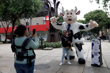 23 Temmuz 2023, Mexico City, Mexico: Plastik sanatçılar tarafından müdahalede bulunan 50 'den fazla fiberglas inek Mexico City' deki Mexico City İnek Yürüyüşü kapsamında Reforma Bulvarı 'nda sergilenmektedir.