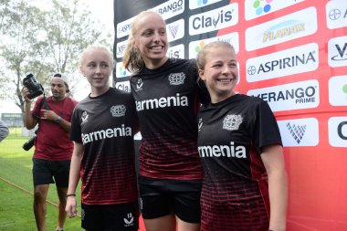 12 Temmuz 2022, Mexico City: Amerika ile Bayer Leverkusen arasındaki maçı duyurmak için düzenlenen basın toplantısında Bayer Leverkusen (L-R) Caroline Siems, Irina Pando ve Kristin Kgel