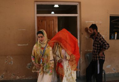 15 Haziran 2023, Srinagar Kashmir, Hindistan: Srinagar 'da düzenlenen toplu evlilik etkinliği sırasında Nikkah töreni için peçeli gelinler geliyor. 'Yardım Eli Vakfı' tarafından düzenlenen toplu evlilik etkinliğine en az 61 çift katıldı.