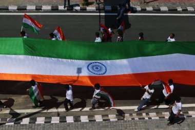 15 Ağustos 2023, Srinagar Kashmir, Hindistan: Srinagar 'da düzenlenen 77. Bağımsızlık Günü kutlamaları sırasında insanlar dev bir Hint bayrağı taşıyor