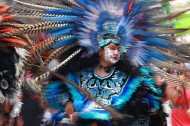 26 Temmuz 2023 'te Mexico City, Meksika' da Meksika Tenochtitlan 'ın kuruluş yıldönümünün 698. yıldönümü ve Meksika' nın Zcalo şehrinde ikinci zenital geçit törenine yerel mahalle sakinleri katıldı.