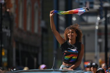 25 Haziran 2023 Toronto, Kanada: Binlerce insan Gay Pride Mart 2023 'ü kutlamak için Toronto şehir merkezinde toplandı, LGBTTTIQ + toplumunu desteklemek için şehrin ana caddelerinde yürüdüler.