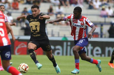 10 Nisan 2023, Mexico City: Pumas takımından Eduardo Salvio ve San Luis futbol kulübünden Vitor Ferreira, MX ligi Clausura 2023 turnuvasında San Luis ile Club Universidad Nacional arasında oynanan karşılaşmada.
