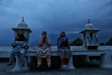 16 Temmuz 2023, Srinagar Kashmir, Hindistan: Kaşmir Müslüman kadınlar, baş rahibin özel dualar sırasında Muhammed 'in sakalından olduğuna inanılan bir kalıntı sergilemesini beklerken dua ediyorlar