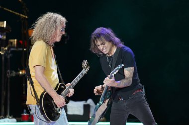 11 Ağustos 2023, Dallas, Teksas, ABD: Joel Hoekstra ve Bruce Watson, Amerikalı rock grubu Foreigner, The Historic Farewell Tour 'un bir parçası olarak 11 Ağustos 2023 tarihinde Dallas' ta Dos Equis Pavilion 'da sahne aldılar.