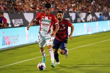 25 Temmuz 2023 'te, Fisco, ABD: Jorge Rodriguez Toyota Stadyumu' nda FC Dallas ve Necaxa arasında oynanan Lig Kupası maçında topu Dallas 'lı Sebastian Lletget' ten koruyor.