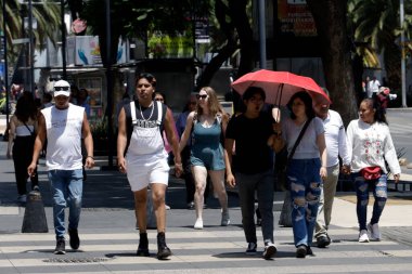 18 Haziran 2023, Mexico City: Mexico City hükümeti, Mexico City 'de 31. ve 33. sıcak hava dalgası sırasında Orange Alert' i aktif hale getirir. Meksiko 'da yaşayanlar günlük aktivitelerine devam ediyorlar..