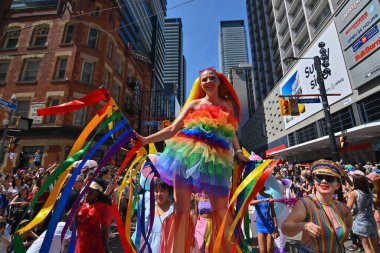25 Haziran 2023 Toronto, Kanada: Binlerce insan Gay Pride Mart 2023 'ü kutlamak için Toronto şehir merkezinde toplandı, LGBTTTIQ + toplumunu desteklemek için şehrin ana caddelerinde yürüdüler.