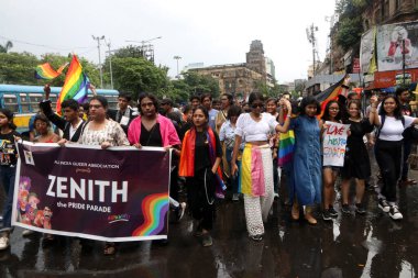 25 Haziran 2023, Kolkata, Hindistan: Geleneksel LGBTQ Onur Yürüyüşü sırasında LGBTQ topluluğunun üyeleri ve destekçileri gökkuşağı bayrağı taşımaktadır. 25 Haziran 2023 'te Kolkata, Hindistan' da