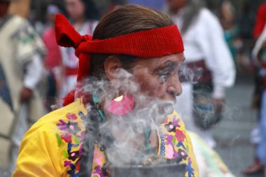 26 Temmuz 2023 'te Mexico City, Meksika' da Meksika Tenochtitlan 'ın kuruluş yıldönümünün 698. yıldönümü ve Meksika' nın Zcalo şehrinde ikinci zenital geçit törenine yerel mahalle sakinleri katıldı.