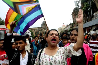25 Haziran 2023, Kolkata, Hindistan: Geleneksel LGBTQ Onur Yürüyüşü sırasında LGBTQ topluluğunun üyeleri ve destekçileri gökkuşağı bayrağı taşımaktadır. 25 Haziran 2023 'te Kolkata, Hindistan' da