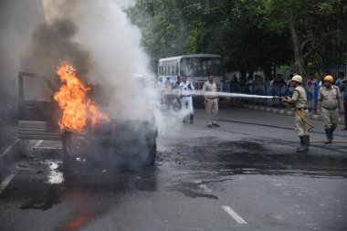 31 Mayıs 2023, Kolkata, Hindistan. AJC Bose Yolu 'nda aşırı ısınma nedeniyle yanan orta büyüklükteki spor araç (SUV) için su atan itfaiyeciler. 31 Mayıs 2023 'te Kolkata City' de meydana gelen kazada ne ölüm ne de yaralanma yaşandı.