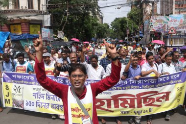 25 Haziran 2023, Kolkata, Hindistan: Devlet Hükümet çalışanları yaklaşmakta olan Panchayat Seçimleri öncesinde merkez güç olmadan seçim görevine katılmayı reddederken, Devlet Hükümeti 'ne karşı düzenlenen bir protesto mitinginde sloganlar attılar