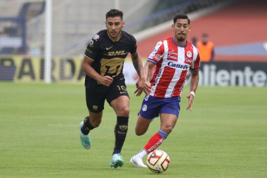 10 Nisan 2023, Mexico City: Pumas takımından Eduardo Salvio ve San Luis futbol kulübünden Ricardo Chavez, MX liginin MX ligi Clausura 2023 turnuvasında San Luis ve Club Universidad Nacional arasında oynanan karşılaşmada
