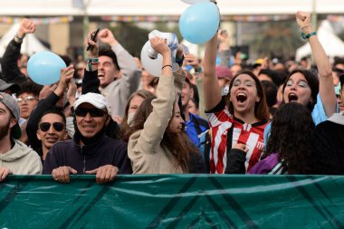18 Aralık 2022, Mexico City, Meksika: Arjantinli taraftarlar FIFA Dünya Kupası finalinde takımlarını desteklemek için Devrimin Anıtı 'nda düzenlenen FIFA fan festivaline katıldılar. 18 Aralık 2022 'de Mexico City' de