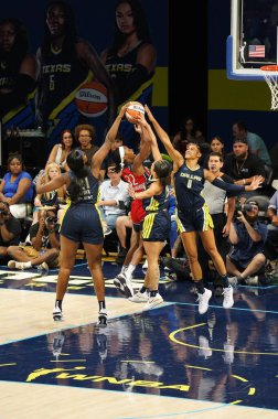 28 Temmuz 2023, Arlington, Teksas, ABD: Washington Mystics koruması Shatori Walker-Kimbrough, Dallas Wings merkezi Kalani Brown ve WNBA maçı sırasında Satou Sabally tarafından engellendi