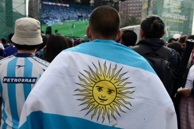18 Aralık 2022, Mexico City, Meksika: Arjantinli taraftarlar FIFA Dünya Kupası finalinde takımlarını desteklemek için Devrimin Anıtı 'nda düzenlenen FIFA fan festivaline katıldılar. 18 Aralık 2022 'de Mexico City' de