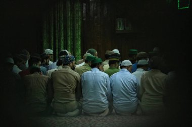 16 Temmuz 2023, Srinagar Kashmir, Hindistan: Kaşmir Müslümanları, Srinagar 'daki Hazar Tapınağı' nda, İslam 'ın ikinci halifesi Hazrat Umar Faruk' un (RA) şehitlik yıldönümü özel namazında dua ediyorlar. 16 Temmuz 2023 'te Srinagar Kaşmir