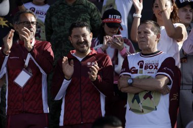 17 Haziran 2023, Mexico City: Mexico City Hükümeti başkanı, Marti Batres Guadarrama; Mexico City Spor Enstitüsü müdürü Javier Hidalgo ve eski dünya boks şampiyonu Julio Cesar Chavez