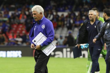 Cruz Azul futbol takımı teknik direktörü Ricardo Ferretti, Cruz Azul ile 2023 Kapanış Turnuvası 'ndan Pumas arasında oynanan karşılaşmada