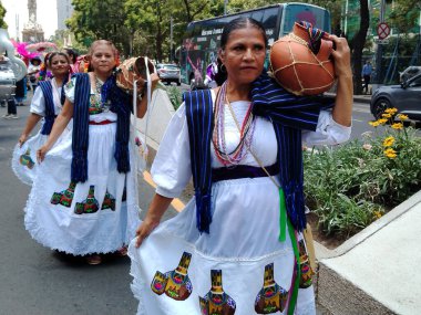 9 Ağustos 2023, Mexico City: Mexico City 'deki Reforma Bulvarı' ndaki Uluslararası Yerli Halk Günü 'nde Mega Calenda Geçidi' ne katılan çeşitli yerli örgütler. 9 Ağustos 2023 'te Mexico City' de.