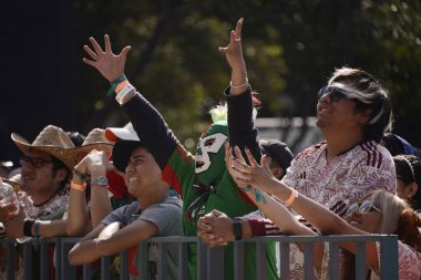 26 Kasım 2022, Mexico City, Meksika: Meksikalı taraftarlar FIFA Dünya Kupası 2022 FIFA Dünya Kupası 'nda Arjantin' e karşı oynanan maçta Meksika 'nın takımını desteklemek için devrim anıtındaki FIFA fan festivaline katıldılar.