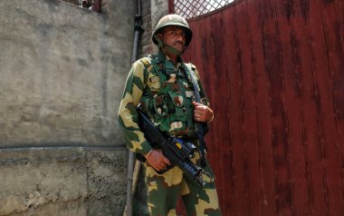 12 Temmuz 2023, Srinagar Kashmir, Hindistan: Hintli bir milis askeri kıdemli parti liderleri ve Jammu ve Kashmir Pradesh Kongre Komitesi 'nin (JKPCC) önde gelen işçileri olarak sessiz bir protesto düzenledi (Maun Satyagaraha))