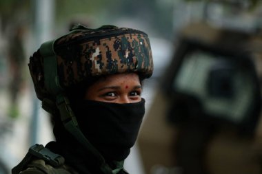14 Ağustos 2023, Srinagar Kashmir, Hindistan: Bir kadın milis askeri asker, ülkenin 77. Bağımsızlık Günü öncesinde Srinagar 'da düzenlenen arama operasyonunda nöbet tutuyor. 14 Ağustos 2023 'te Hindistan' ın Srinagar Kaşmir kentinde