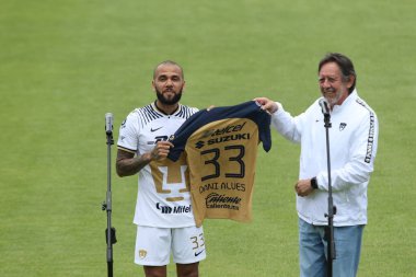 23 Temmuz 2022, Mexico City, Meksika: Brezilyalı Dani Alves Pumas formasını Pumas UNAM futbol kulübünün yeni üyesi olarak sunumu sırasında kulüp başkanı Leopoldo Silva 'dan aldı.