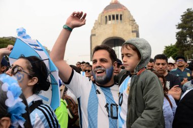 18 Aralık 2022, Mexico City, Meksika: Arjantinli taraftarlar FIFA Dünya Kupası finalinde takımlarını desteklemek için Devrimin Anıtı 'nda düzenlenen FIFA fan festivaline katıldılar.