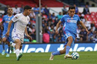 25 Şubat 2023, Mexico City, Meksika: Juarez FC 'den Denzell Garcia ve Cruz Azul takımından Carlos Rodriguez, Cruz Azul ve Juarez FC arasında oynanan kapanış turnuvası 2023' te