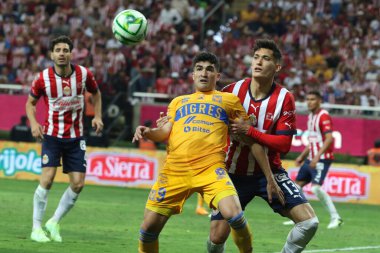 28 Mayıs 2023, Jalisco, Meksika: Guadalajara 'lı Chivas' lı Jess Orozco ve Nuevo Leon 'lu Nicols Ibez, MX Lig Kapanış Turnuvası' nın 2023 Akron Stadyumu 'ndaki Meksika futbol finalinin ikinci ayak maçında top için mücadele ettiler.