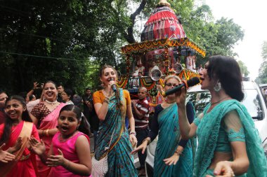 28 Haziran 2023, Kolkata, Hindistan: Rus ve Ukrayna Devotees Iskcon Jagannath Rath Yatra Festivali 'nde yer almaktadır. 28 Haziran 2023 'te Kolkata, Hindistan' da