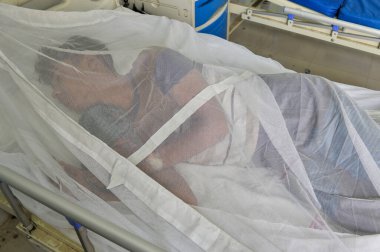 11 Temmuz 2023 Sylhet-Bangladeş: Sylhet MAG Osmani Tıp Fakültesi Hastanesi 'nin Dang Köşesi' nde Dang tedavisi gören insanlar görülüyor. Bu Dang köşesinde 6 'dan fazla hasta tedavi altında.