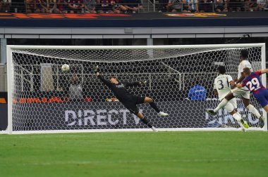 29 Temmuz 2023, Arlington, Teksas, ABD: Real Madrid 'in kalecisi Thibaut Courtois Barselona' nın Fermin Lopez atışını Barselona ile Real Madrid arasında oynanan Soccer Champions Tour maçı sırasında durduramadı