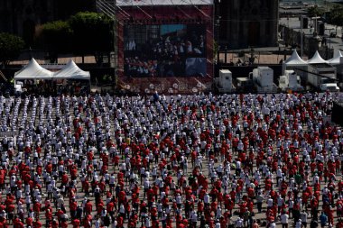 17 Haziran 2023, Mexico City: Mexico City 'de Zocalo' daki Massive Boxing Class 'a yaklaşık 30 bin kişi katıldı.