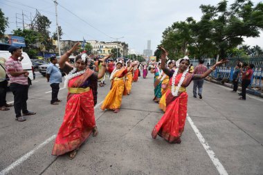 28 Haziran 2023, Kolkata, Hindistan. Uluslararası Krishna Bilinci Derneği (ISKCON) tarafından düzenlenen Ulta-Rath Yatra 'yı (Jagannath, Balaram ve Subhadra' nın tanrıları ile at arabaları yolculuğu) binlerce Hindu hayranı kutluyor.)