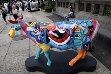 23 Temmuz 2023, Mexico City, Mexico: Plastik sanatçılar tarafından müdahalede bulunan 50 'den fazla fiberglas inek Mexico City' deki Mexico City İnek Yürüyüşü kapsamında Reforma Bulvarı 'nda sergilenmektedir. 23 Temmuz 2023 'te Mexico City, Meksika