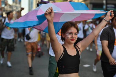 25 Haziran 2023 Toronto, Kanada: Binlerce insan Gay Pride Mart 2023 'ü kutlamak için Toronto şehir merkezinde toplandı, LGBTTTIQ + toplumunu desteklemek için şehrin ana caddelerinde yürüdüler.