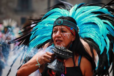 26 Temmuz 2023 'te Mexico City, Meksika' da Meksika Tenochtitlan 'ın kuruluş yıldönümünün 698. yıldönümü ve Meksika' nın Zcalo şehrinde ikinci zenital geçit törenine yerel mahalle sakinleri katıldı.