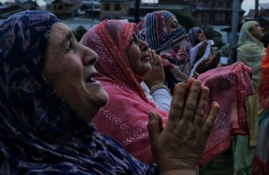 16 Temmuz 2023, Srinagar Kashmir, Hindistan: Kaşmir Müslüman kadınlar, Hazar Umar Faruk 'un (RA) şehitlik yıldönümünde yapılan özel dualarda Peygamber Muhammed' in (PBUH) sakalına ait olduğuna inanılan bir kalıntı gördüklerinde dua ediyorlar.)