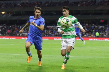 29 Nisan 2023, Mexico City, Meksika: Cruz Azul 'dan Rodrigo Huescas ve Santos Laguna' dan Jair Gonzlez, 2023 Kapanış Turnuvası 'nda Santos Laguna ile Cruz Azul arasında oynanan futbol maçında